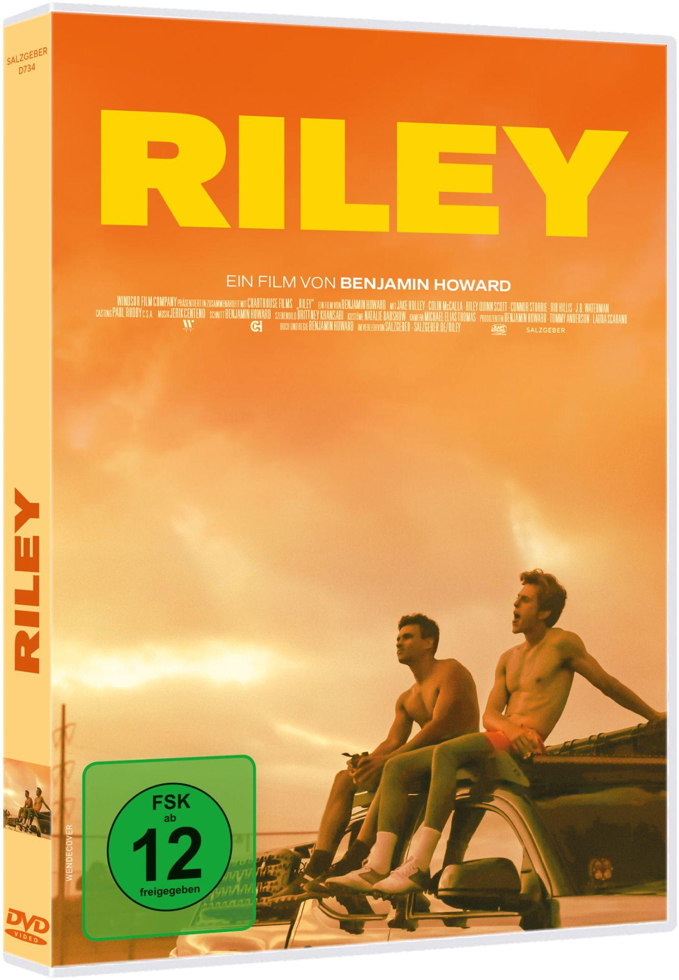 DVD-Cover für den Film Riley. Zwei Männer sitzen auf einem Auto. Der Titel steht in großen gelben Buchstaben. Ein grünes FSK-Logo ist vorhanden.