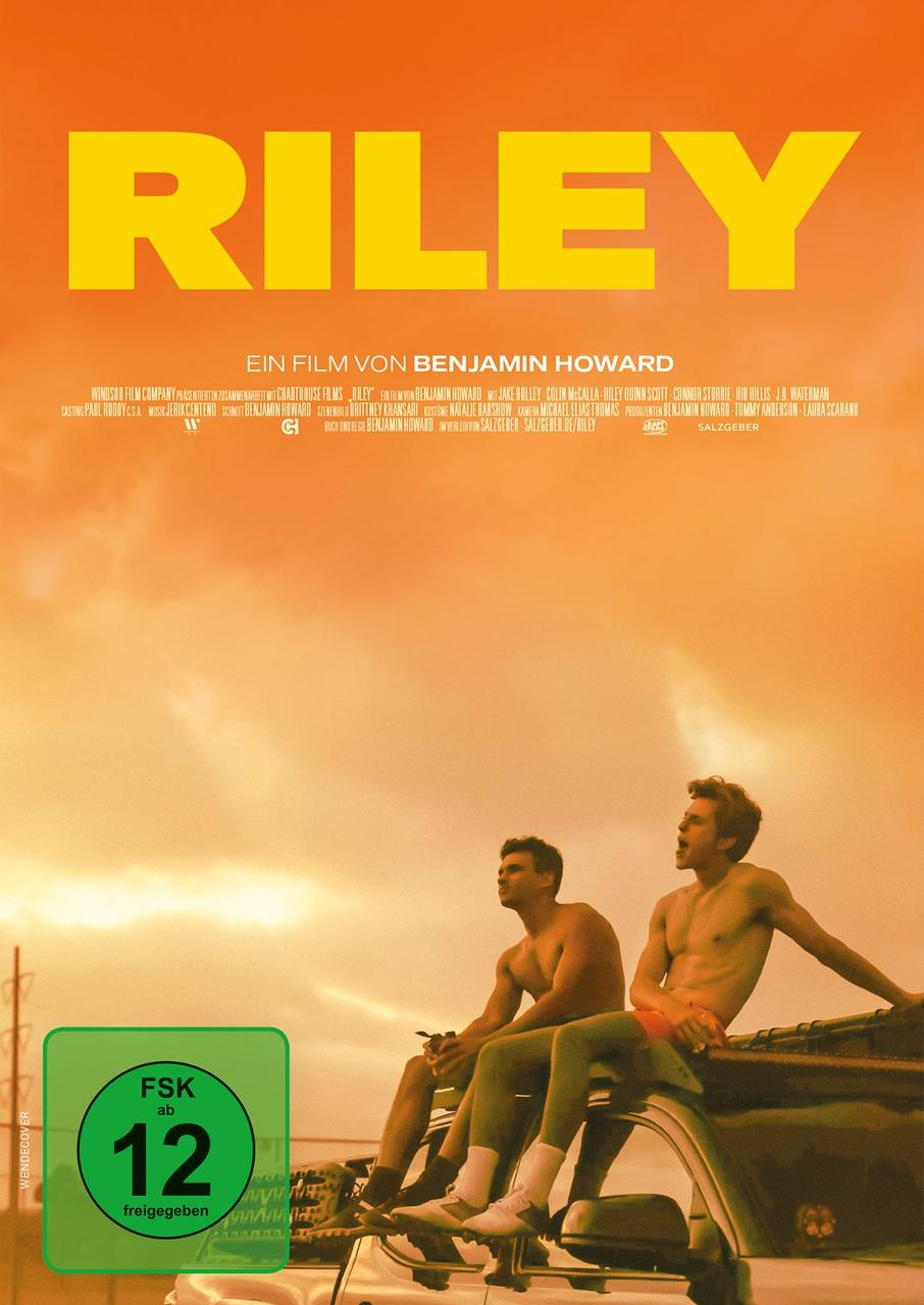 Filmposter 'Riley'. Zwei Männer ohne Hemd sitzen auf einem Auto, grünes Bewertungsschild unten links, gelber Titel oben.