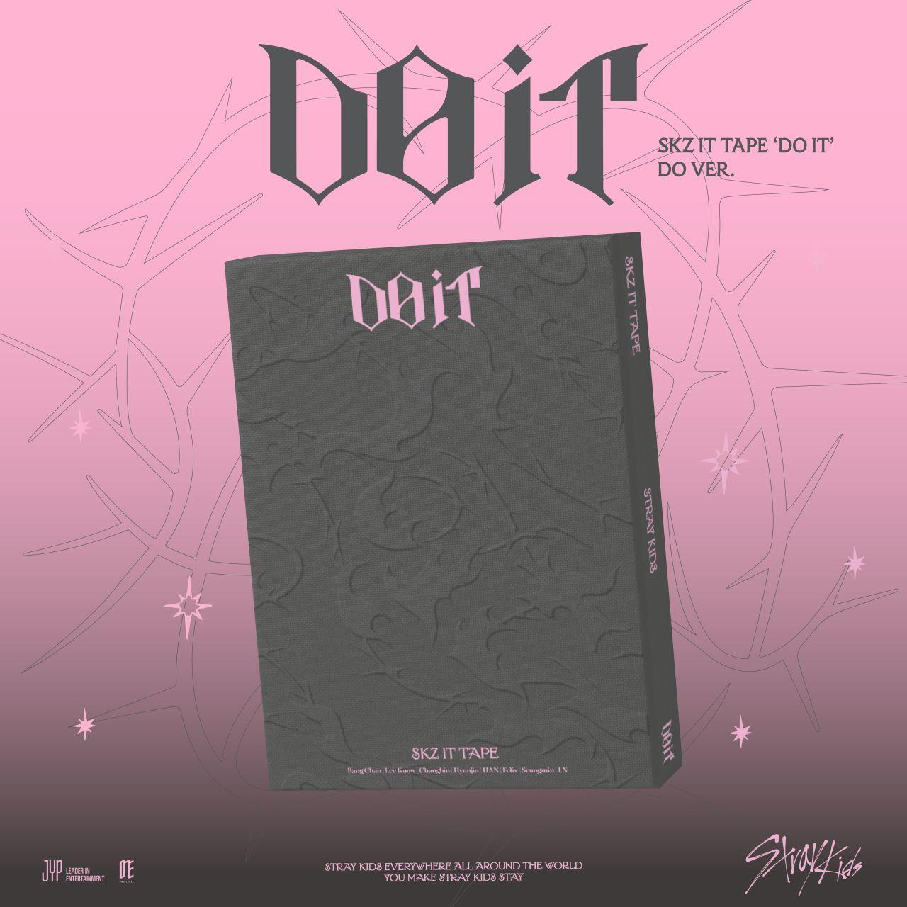 Albumcover für SKZ IT TAPE 'DO IT'. Es zeigt das Wort 'doit' in Dunkelgrau auf rosa Hintergrund, mit 'Stray Kids' Text.