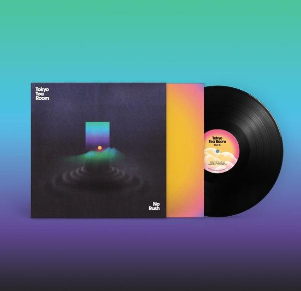 Vinylplatte und Hülle. Die Hülle hat eine Grafik eines Quadrats, und die Platte hat ein rosa Etikett mit Text.