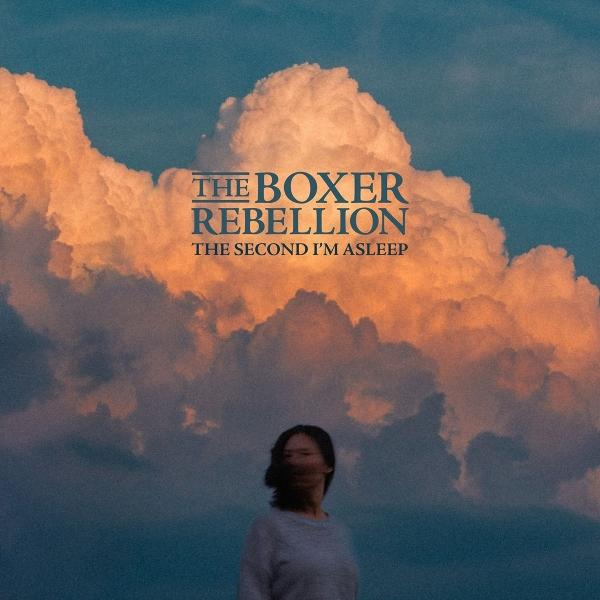 Frau vor dramatischen Wolken mit dem Text 'The Boxer Rebellion' und 'The Second I'm Asleep'.