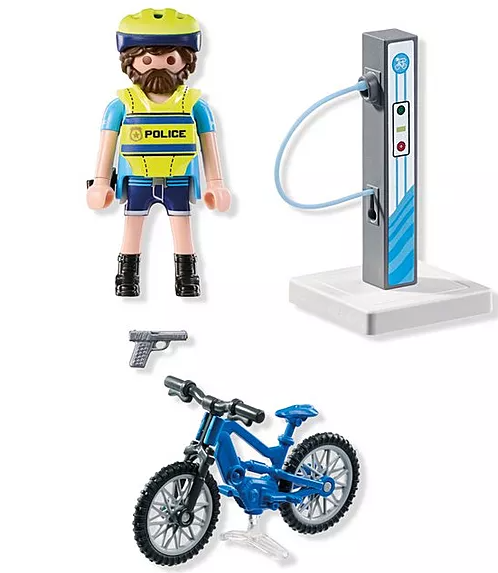 Ein Spielzeugpolizist mit Fahrrad, Pistole und Ladestation. Der Polizist trägt eine Weste, einen Helm und Shorts.