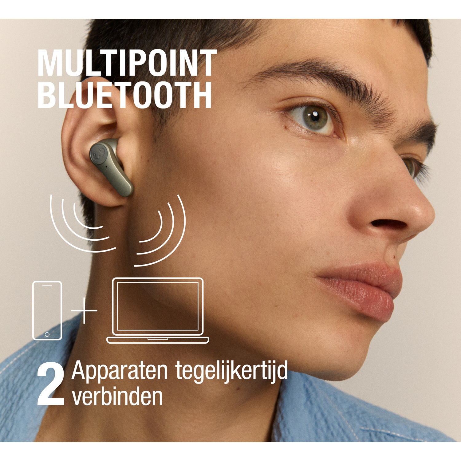 Een man met een oortelefoon. Tekst zegt Multipoint Bluetooth. Afbeeldingen van telefoon, laptop en nummer 2, met Nederlandse tekst.