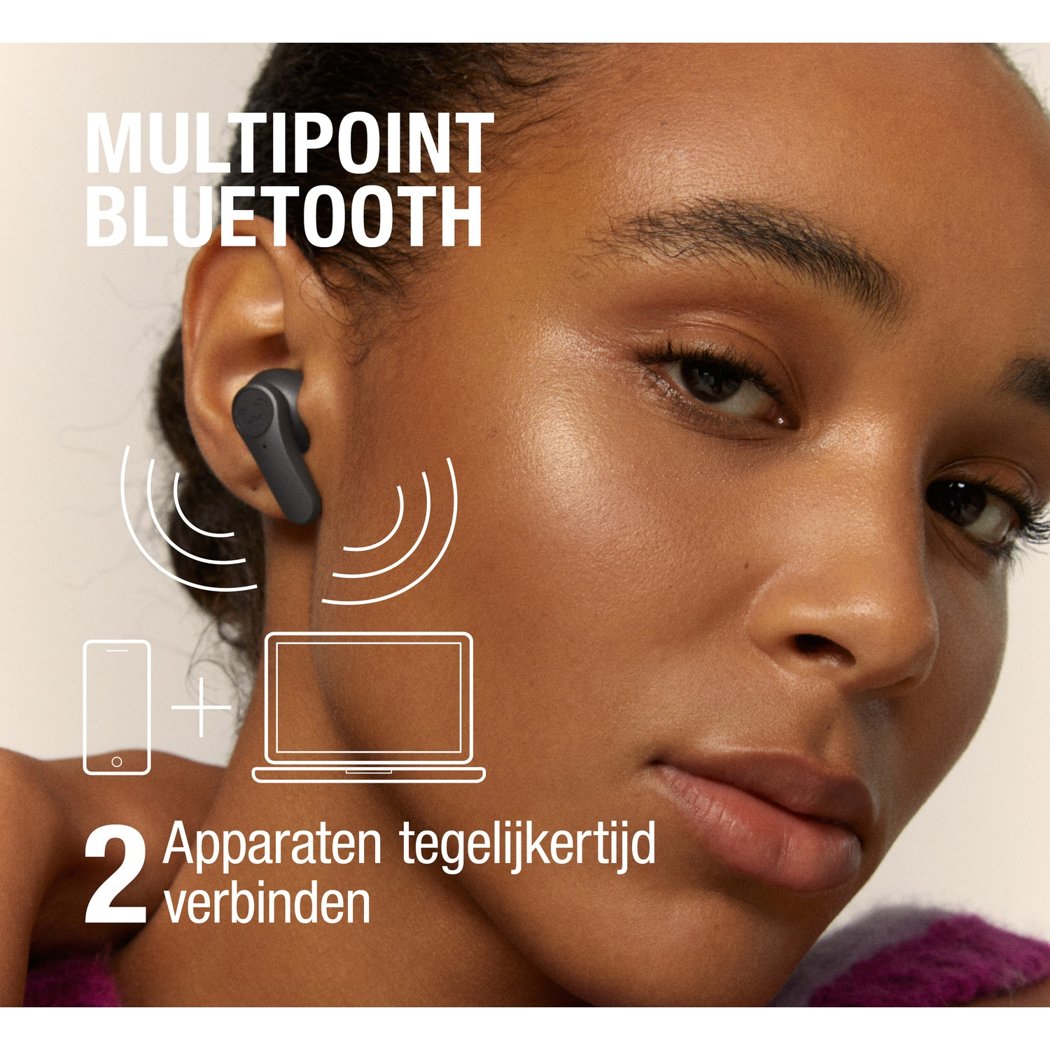 Een vrouw draagt een zwarte oortelefoon. Tekst: Multipoint Bluetooth, en '2 Apparaten tegelijkertijd verbinden' met telefoon- en laptopiconen.