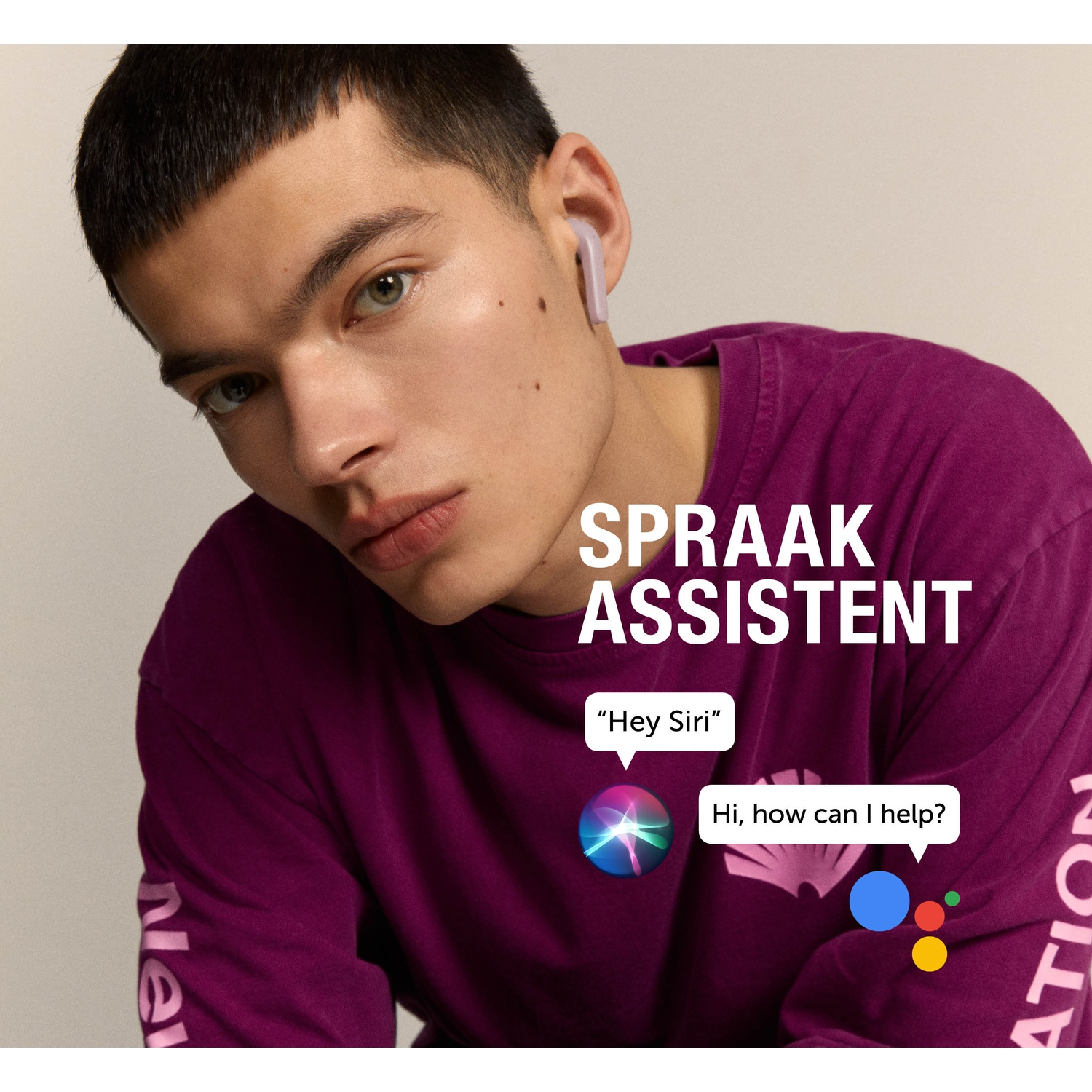Een jonge man in een paars shirt met tekst gebruikt oortelefoons. Tekst 'SPRAAK ASSISTENT' en spraakballonnen aanwezig.