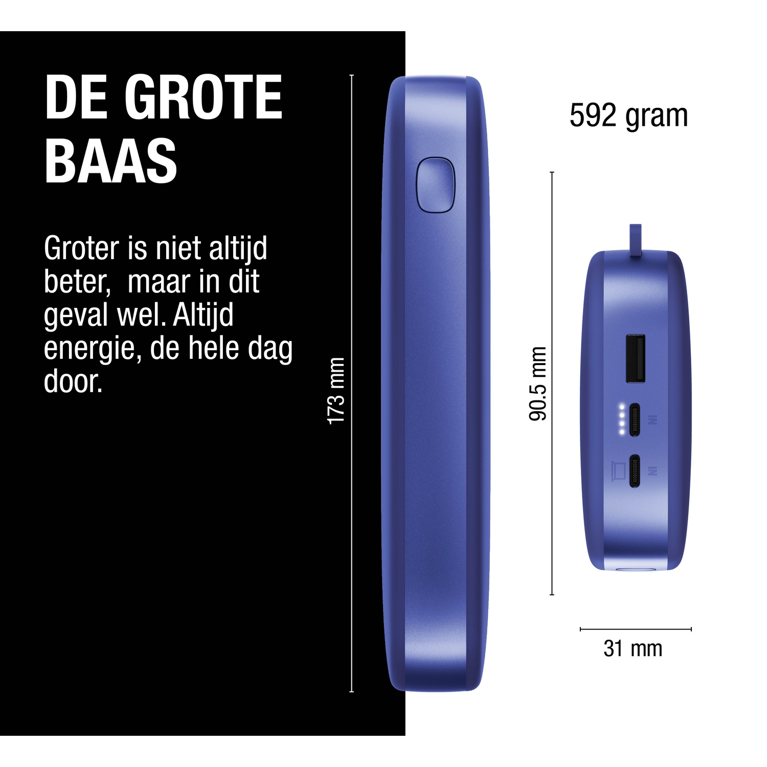 Een blauwe powerbank met afmetingen en gewicht. Tekst zegt 'DE GROTE BAAS'.