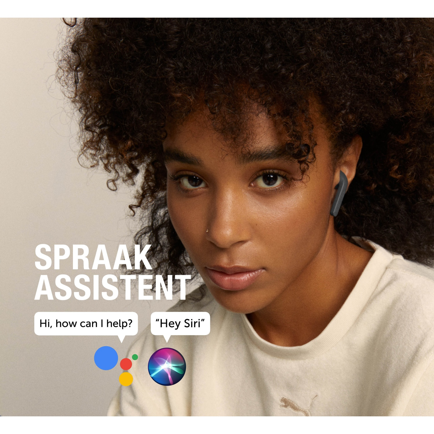 Une femme aux cheveux bouclés foncés porte des écouteurs. Le texte dit 'Spraak Assistent' avec des bulles : 'Hi, how can I help ?' et 'Hey Siri'.