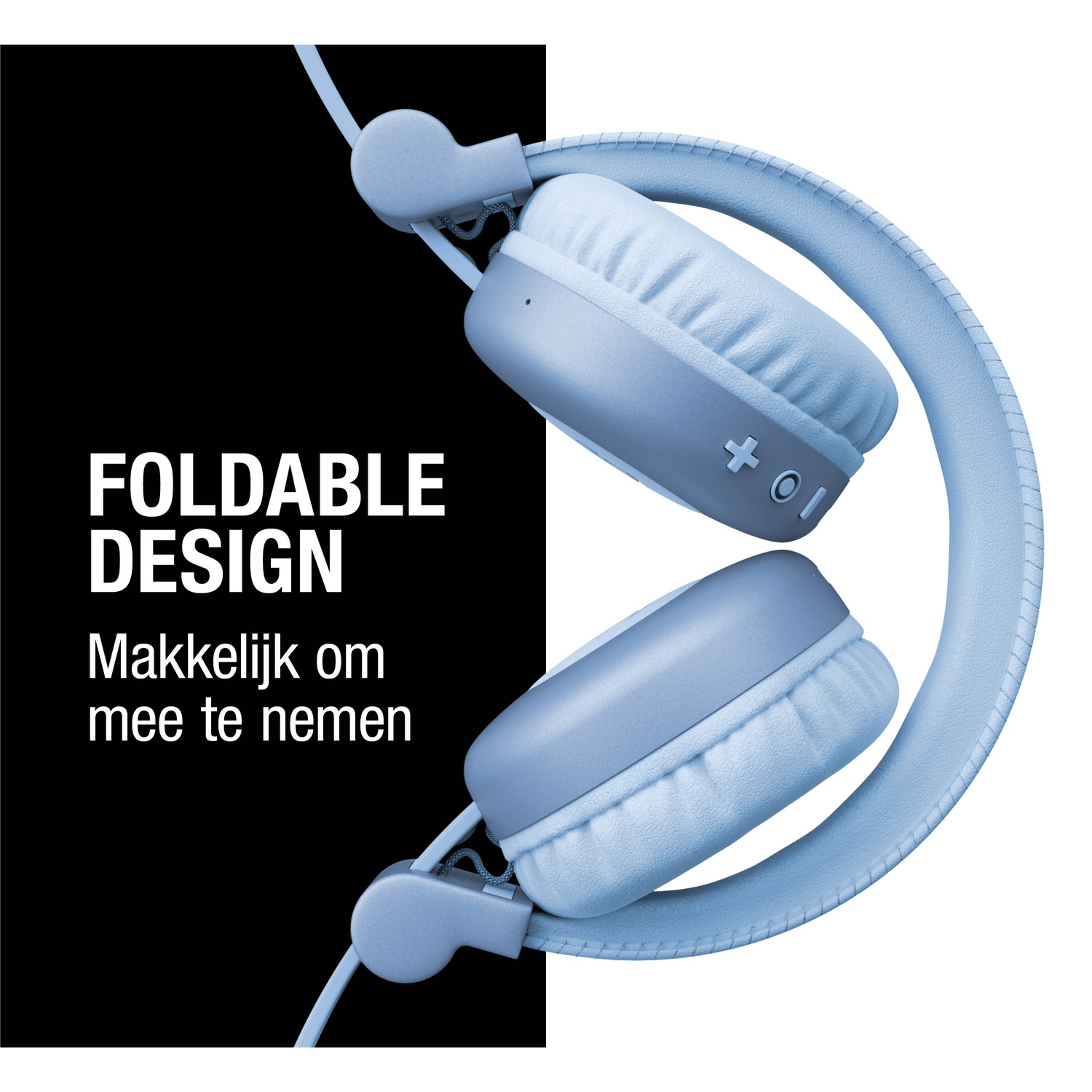 Lichtblauwe opvouwbare koptelefoon op witte achtergrond, zwarte achtergrond links met tekst 'FOLDABLE DESIGN'.