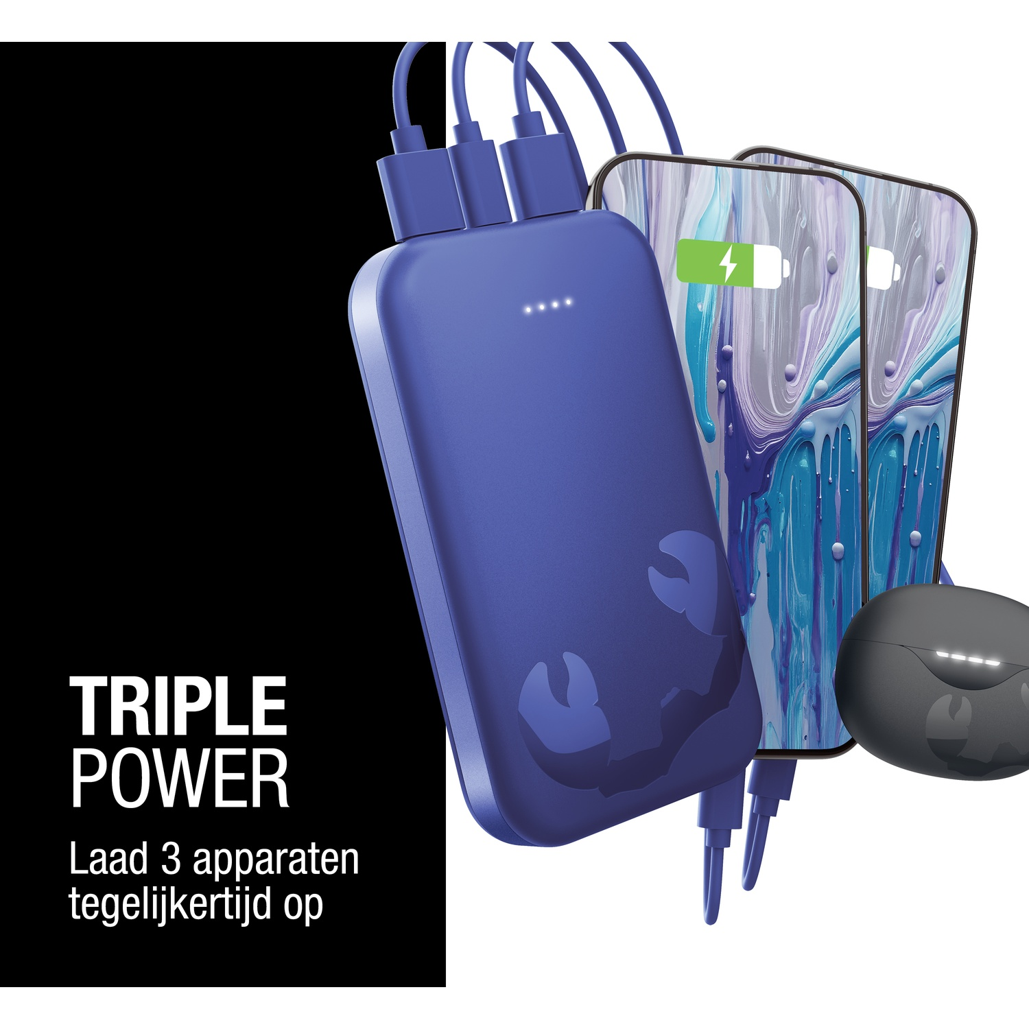 Blauwe powerbank laadt twee telefoons en een oortelefoon op. Tekst: 'TRIPLE POWER, laad 3 apparaten tegelijkertijd op'.