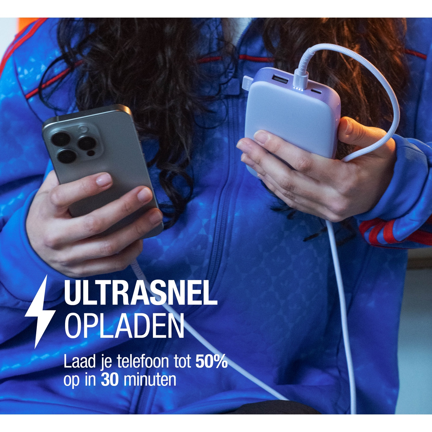 Une personne tenant un téléphone et une batterie externe. Le texte dit : Charge ultra-rapide, chargez votre téléphone jusqu'à 50% en 30 minutes.
