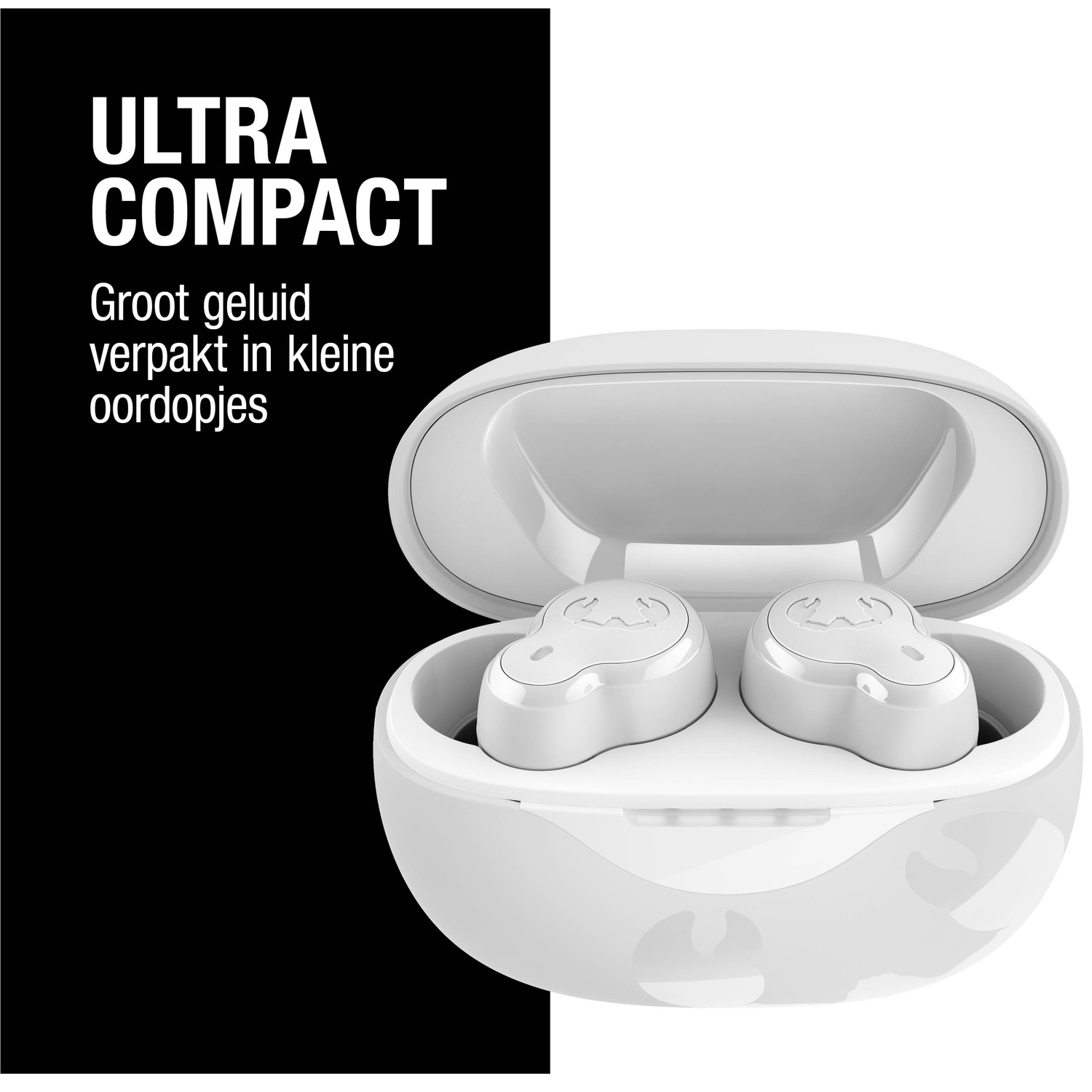 Écouteurs blancs dans un étui blanc, sur fond noir et blanc. Le texte indique 'ULTRA COMPACT'.
