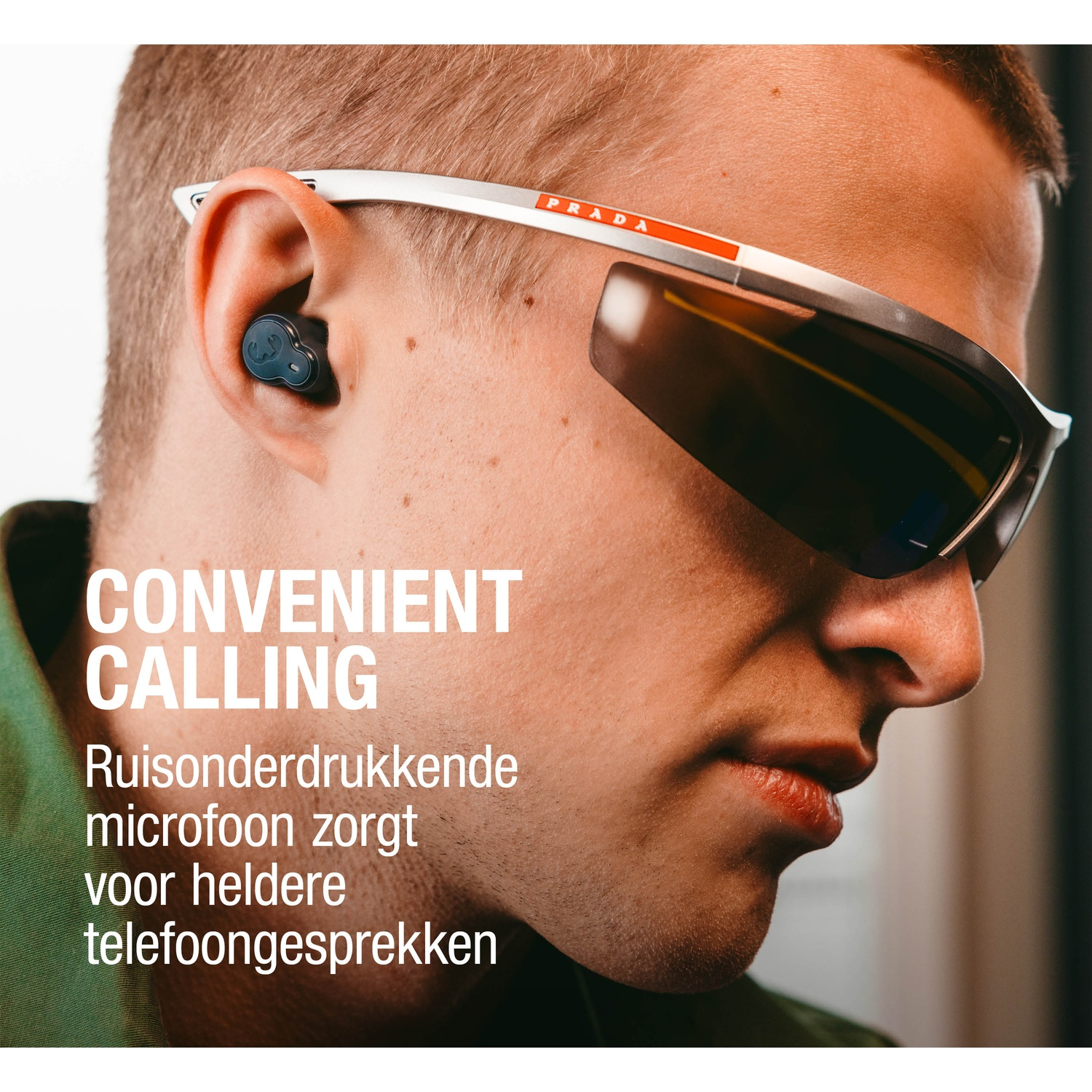 Gros plan d'un homme portant des lunettes de soleil et un écouteur. Texte: Appels pratiques. Le microphone antibruit assure des appels clairs.