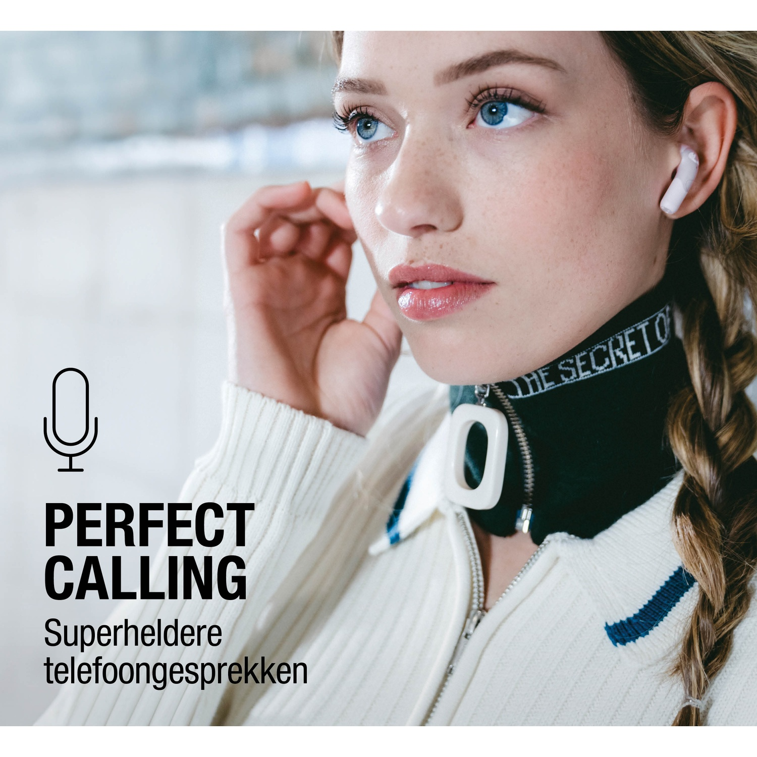 Vrouw met oordopjes. Ze raakt haar oor aan. Tekst: Perfect bellen. Superheldere telefoongesprekken.