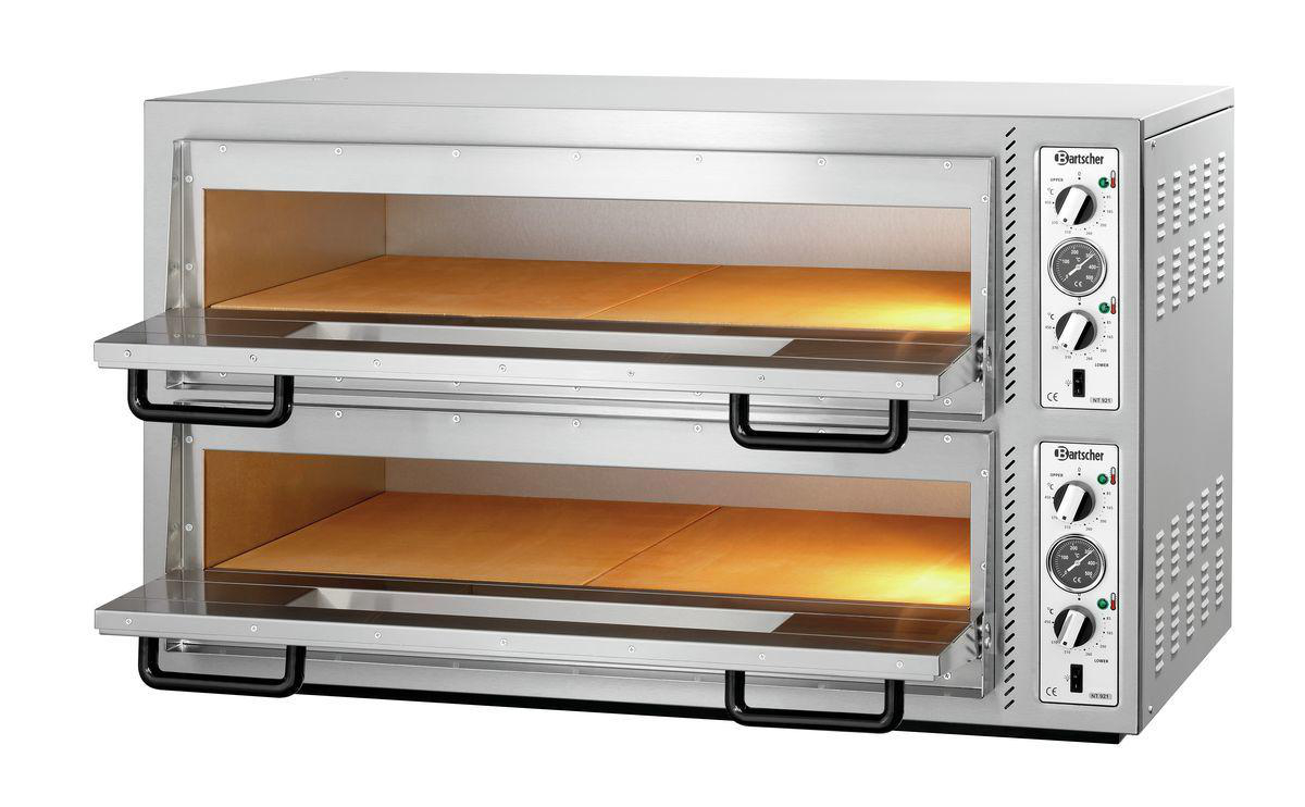 Ein doppelter Edelstahlbackofen mit geöffneten Türen. Jede Tür hat einen schwarzen Griff. Die Ofensteuerung befindet sich auf der rechten Seite.