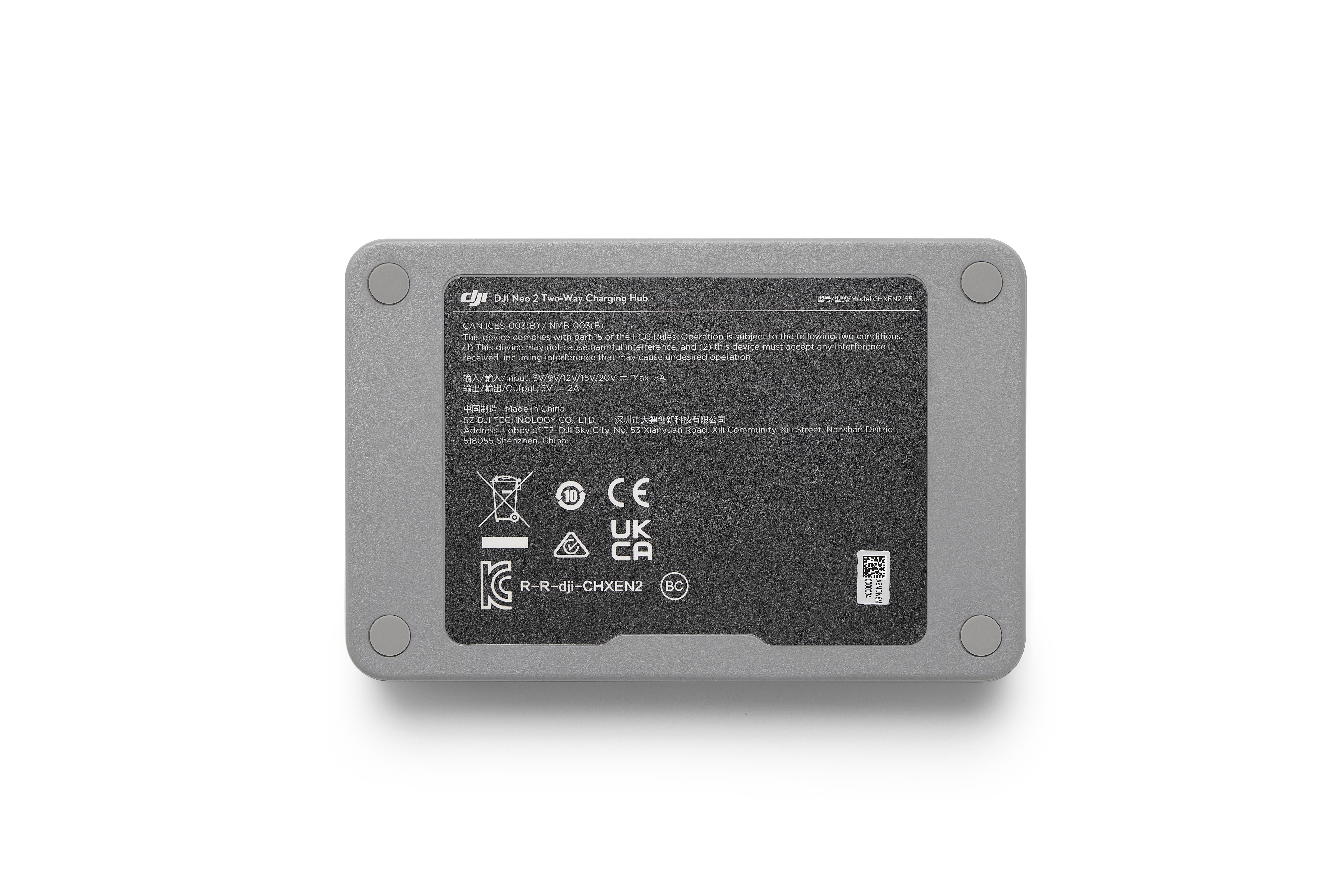 Graues DJI Neo 2-Ladehub. Es hat Text und Logos auf einer grauen Oberfläche mit vier abgerundeten Ecken.
