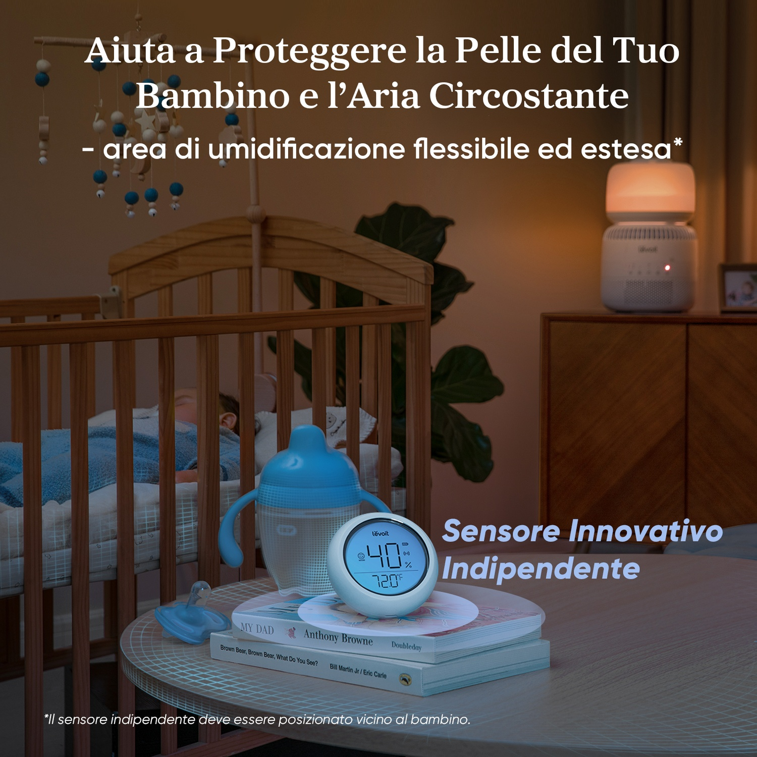 Un bambino in culla, un umidificatore e un termometro su un tavolo con libri. È presente anche del testo in italiano.