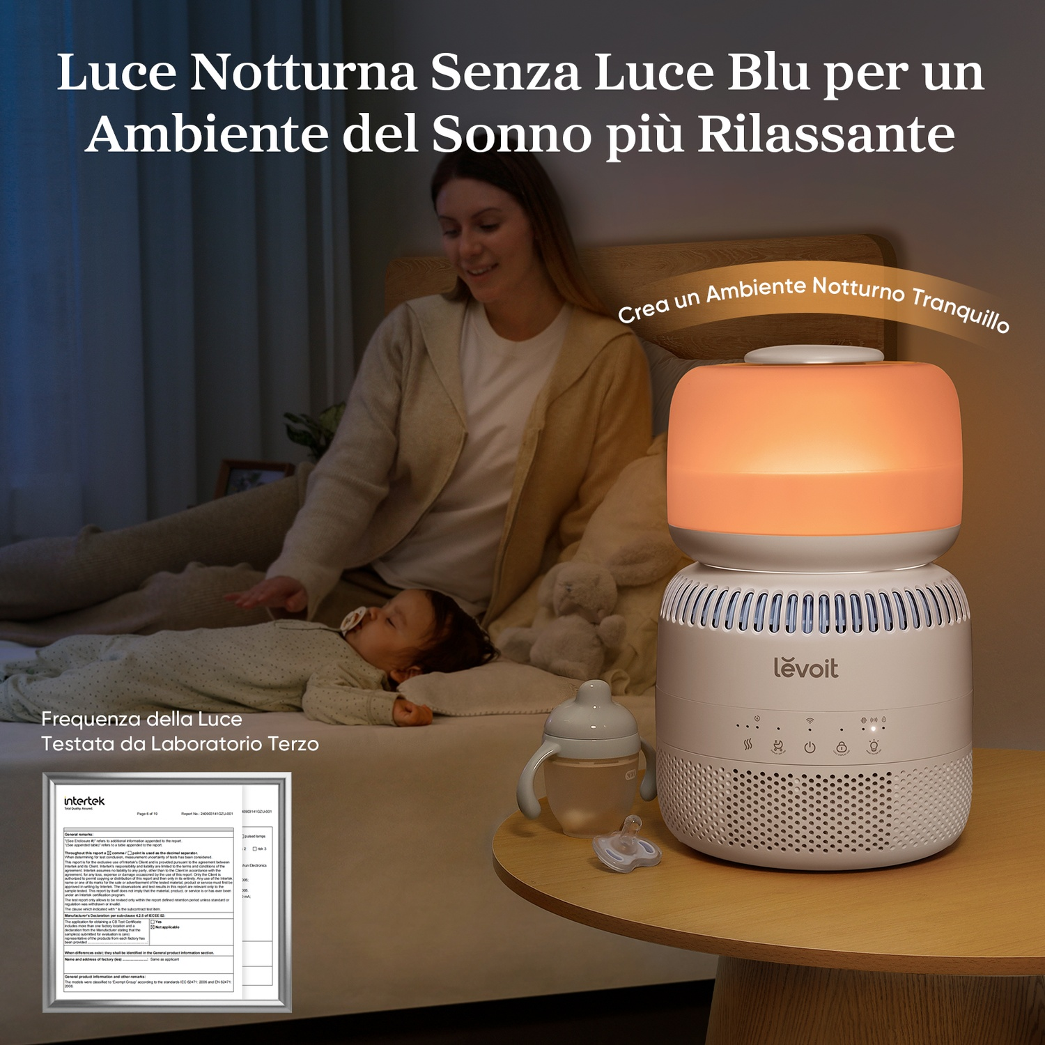 Un bambino dorme vicino a una luce notturna e a un biberon. Una donna sorride sullo sfondo, promuovendo un sonno tranquillo.