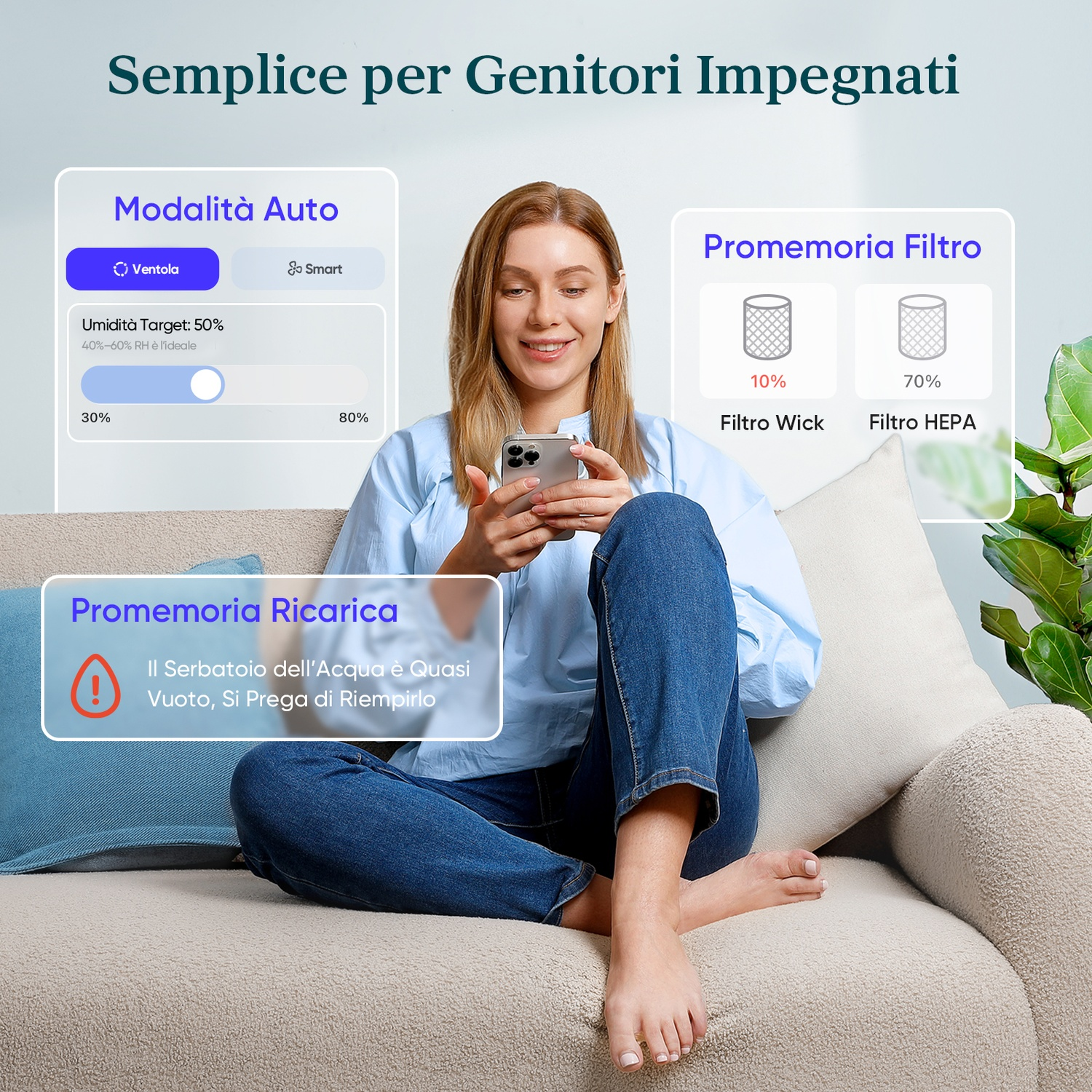 Donna sul divano con telefono. Display digitale con promemoria e impostazioni per la qualità dell'aria. Testo in italiano.