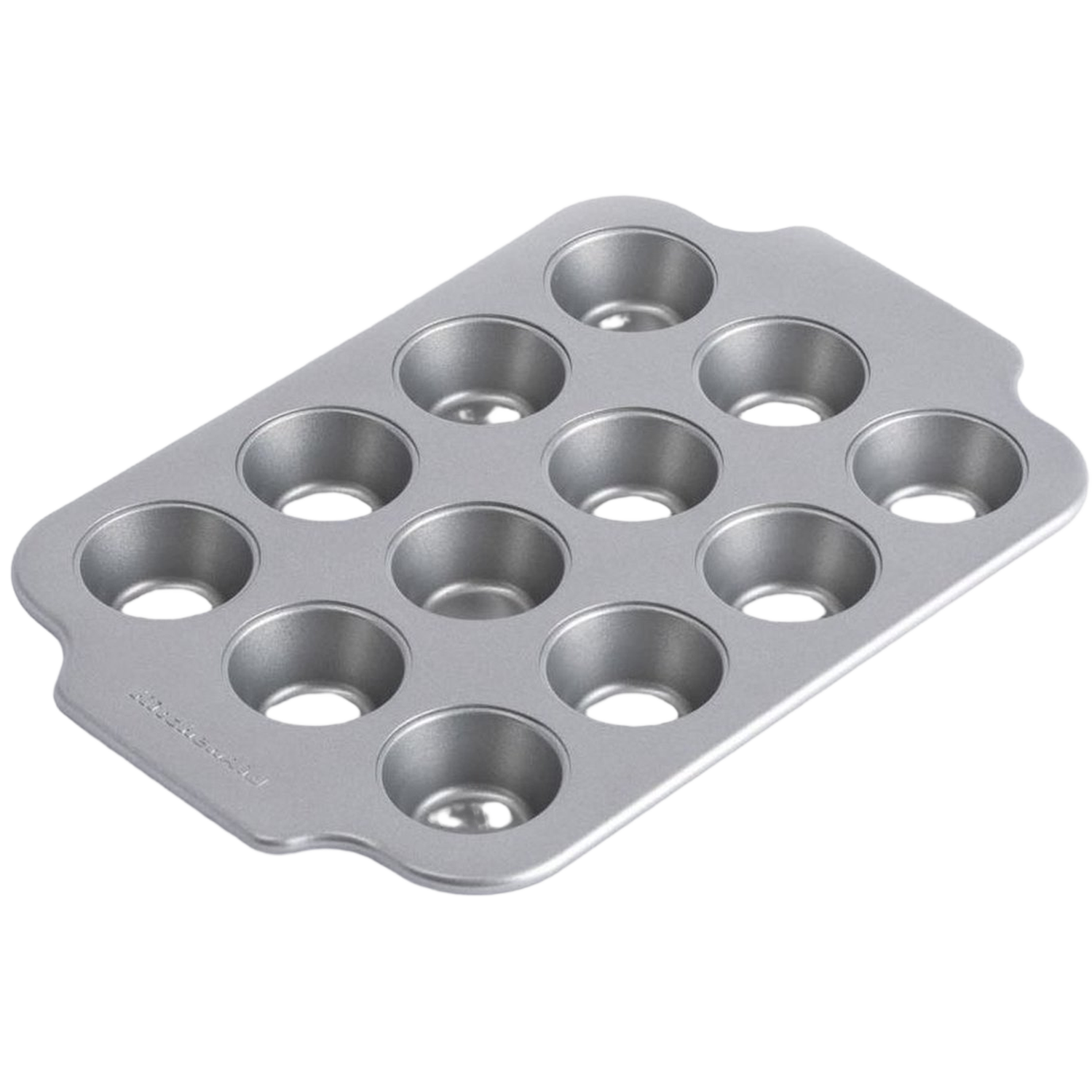 Een rechthoekige, zilveren muffinvorm met 12 ronde vormen. De vorm heeft een KitchenAid-logo. De achtergrond is wit.