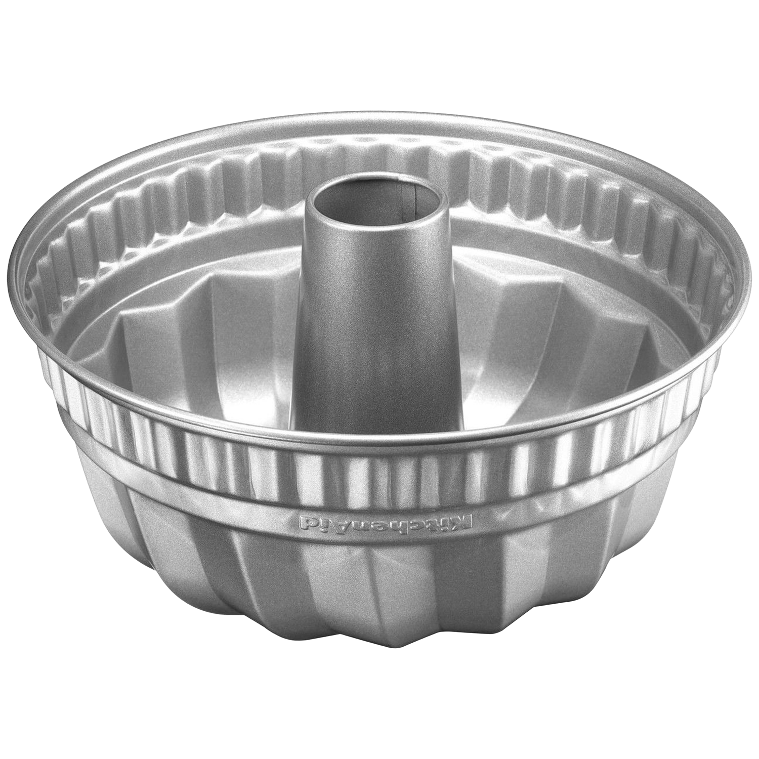 Un moule à manqué argenté, rond avec un tube central. Il a un design cannelé et le logo KitchenAid est visible.