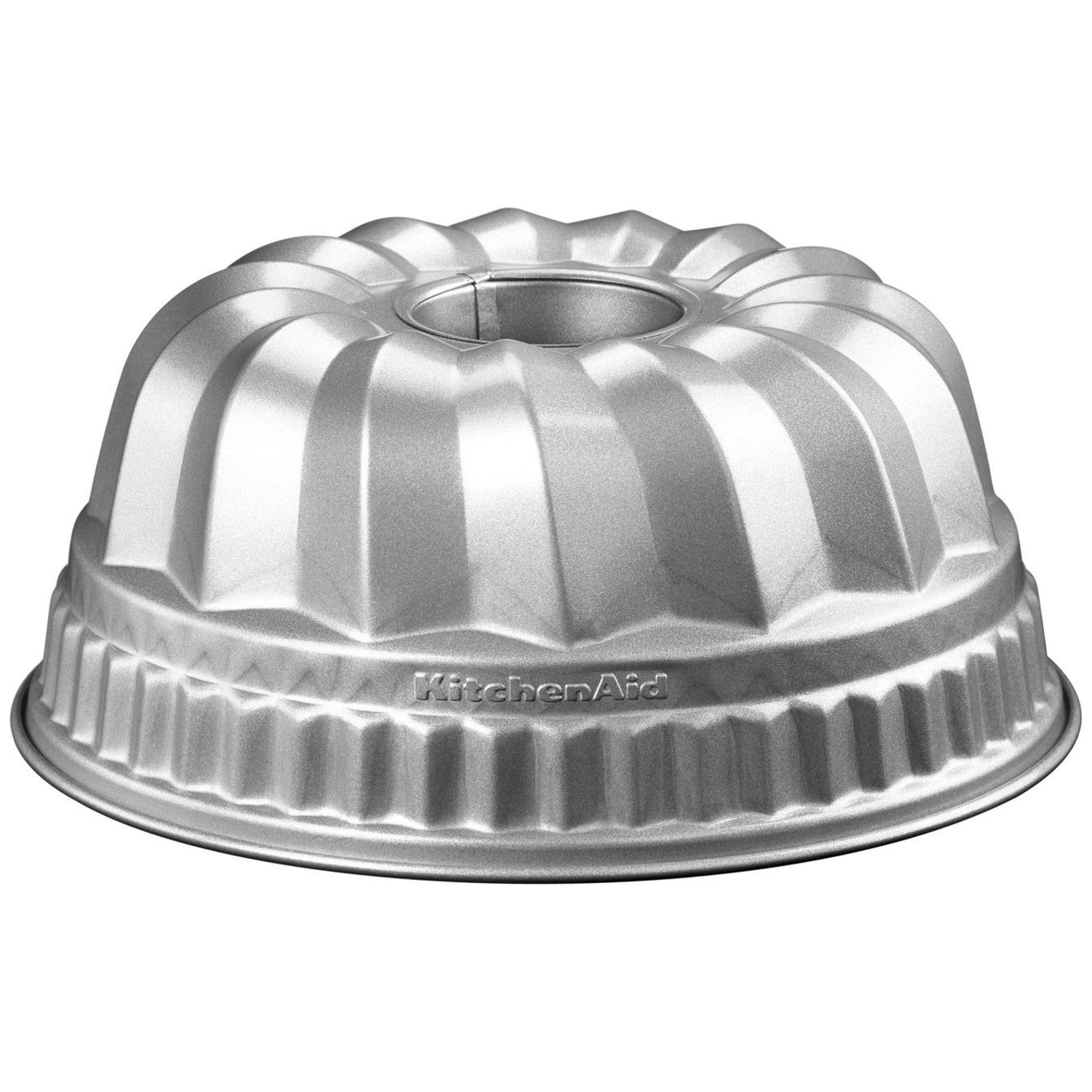 Un moule à manqué KitchenAid argenté sur fond blanc. Il a un design cannelé et un trou au centre.