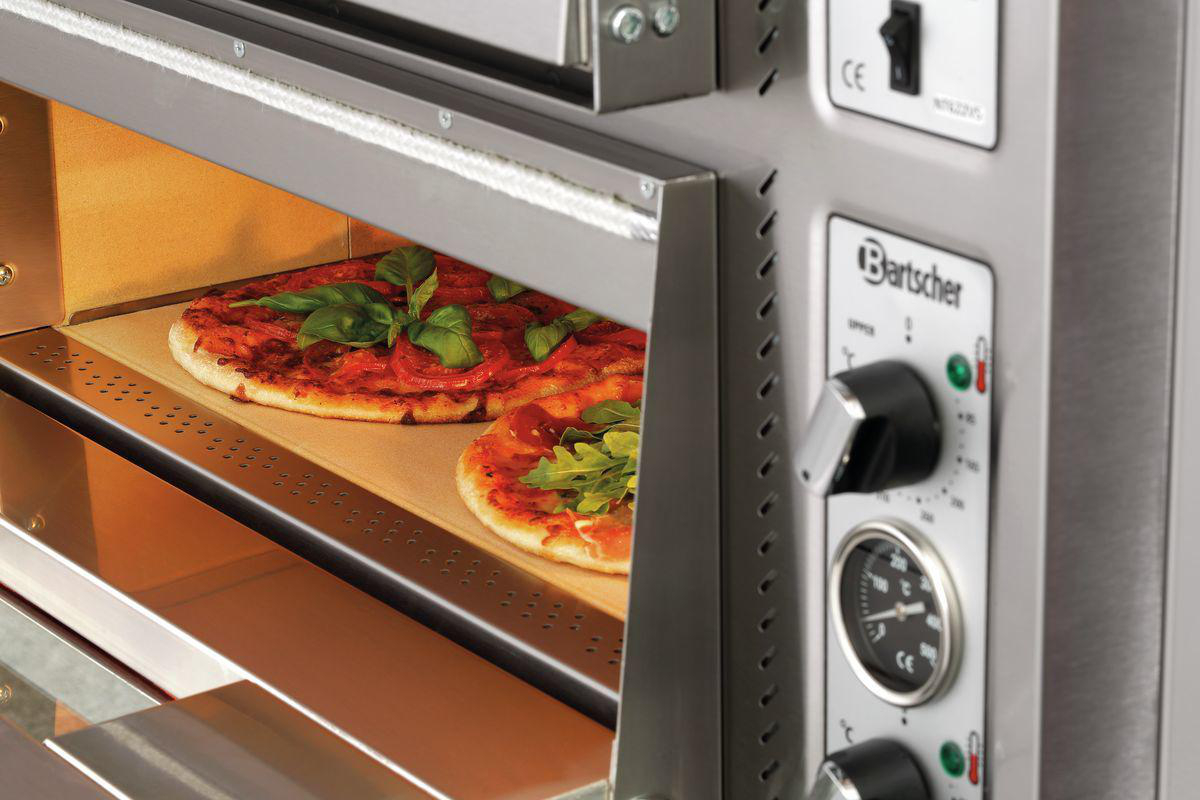 In einem Pizzaofen backen zwei Pizzen. Eine hat Basilikum, die andere Rucola. Der Ofen hat Knöpfe und Bedienelemente.