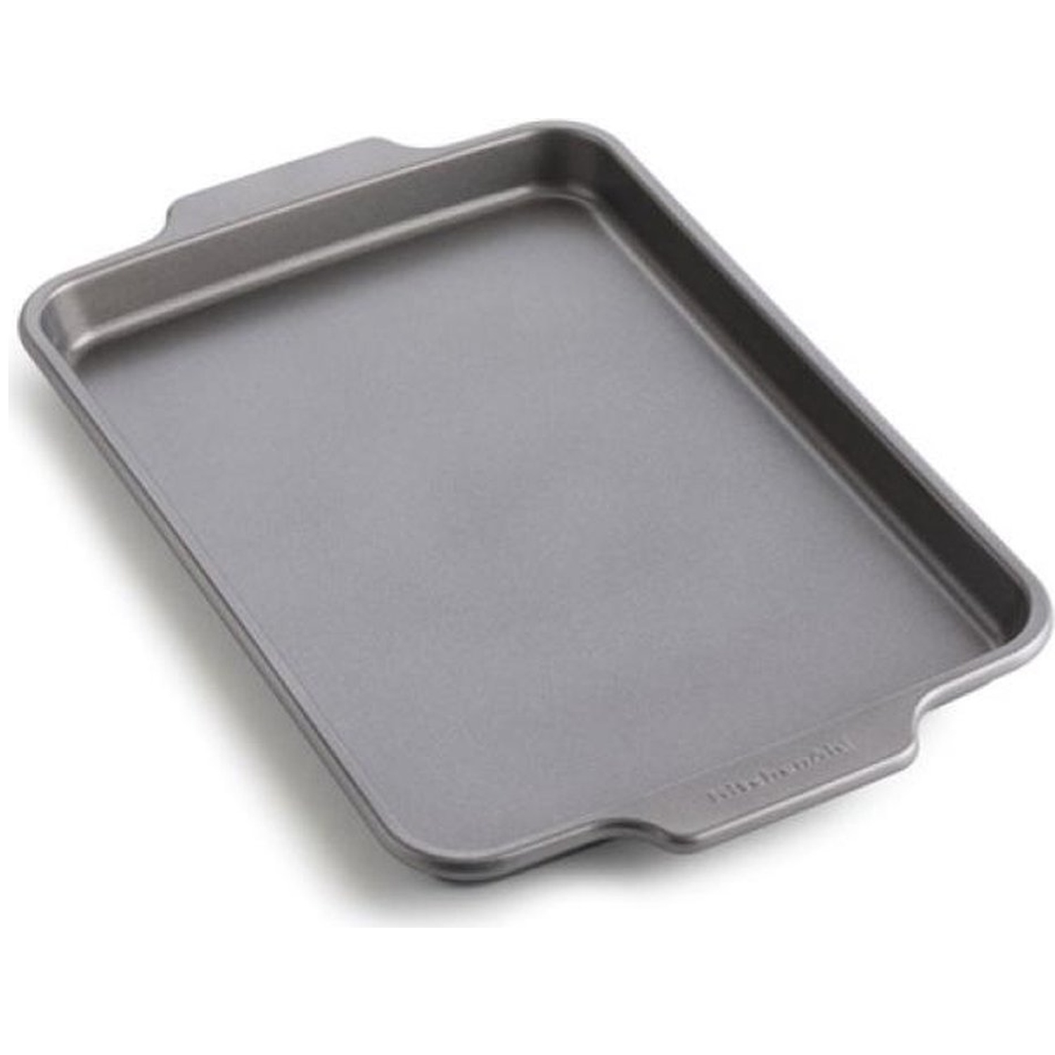 Une plaque de cuisson rectangulaire grise avec des bords surélevés et des poignées à chaque extrémité, logo Kitchenaid sur une poignée.