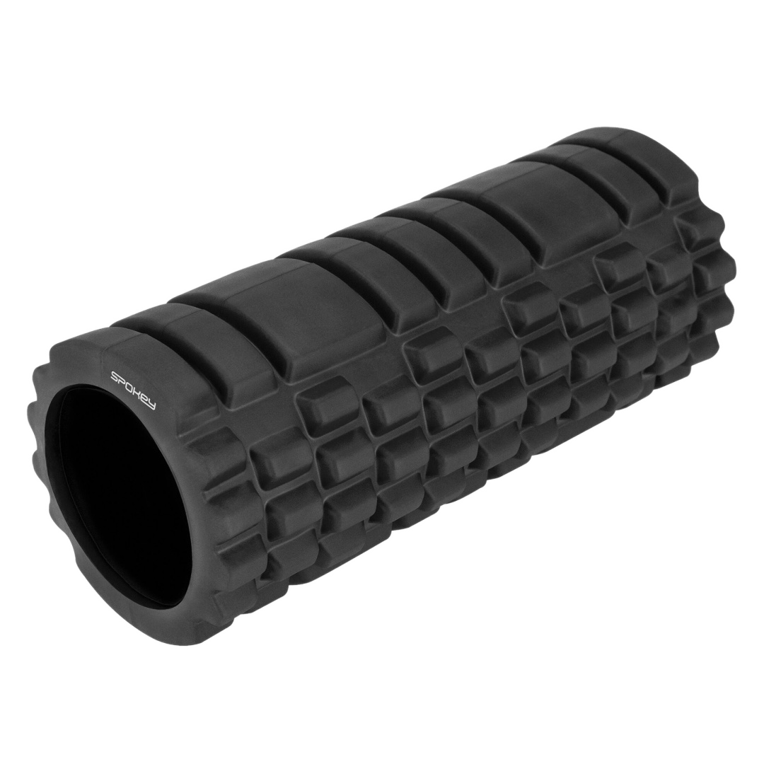 Czarny wałek piankowy o teksturowanej powierzchni. Wałek jest cylindryczny, z widoczną nazwą marki 'Spokey'.