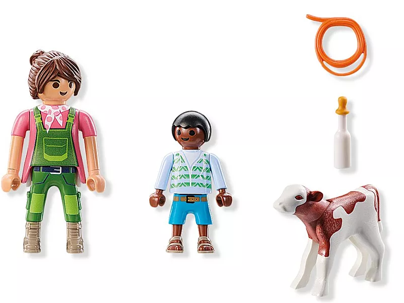 Bauernhof-Spielset mit drei Figuren, einem Kalb, einer Flasche und einem orangefarbenen Seil. Zwei Erwachsene und ein Kalb sind vorhanden. Weißer Hintergrund.