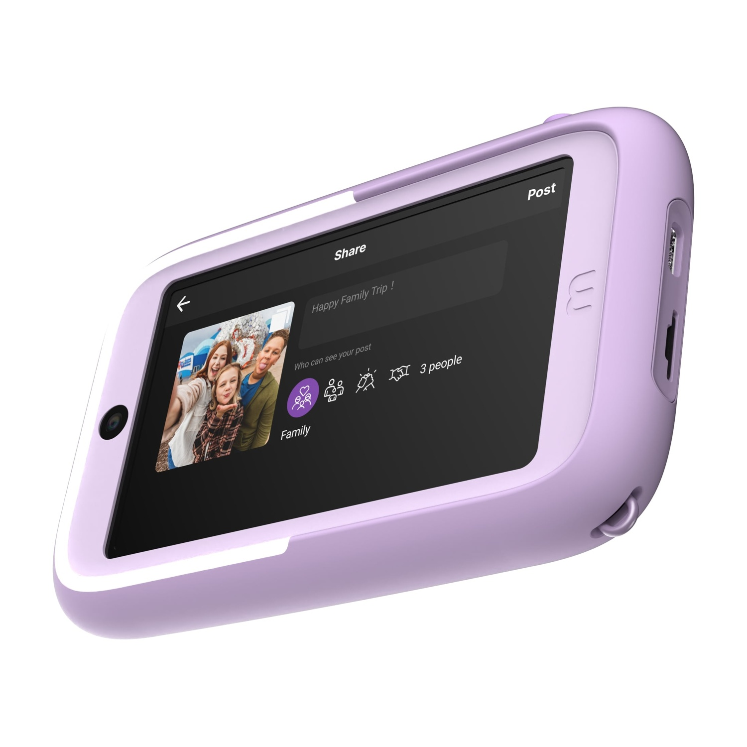 Un tablet lilla chiaro mostra un post sui social media intitolato 'Buon viaggio in famiglia!' con una foto di famiglia. Il tablet ha una fotocamera e delle porte.