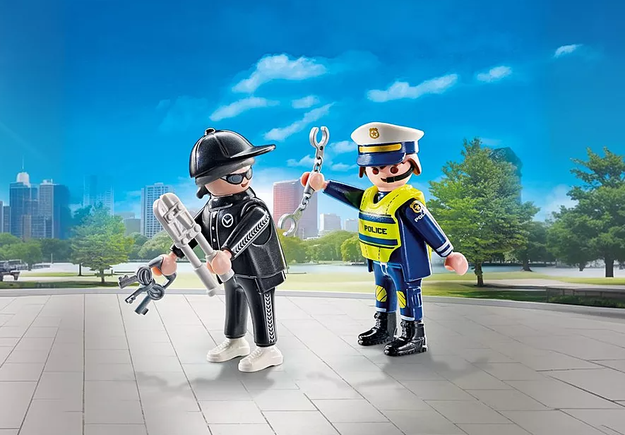 Ein Polizist verhaftet einen Dieb. Der Polizist hält Handschellen, der Dieb Schlüssel und einen Bolzenschneider. Stadt im Hintergrund.