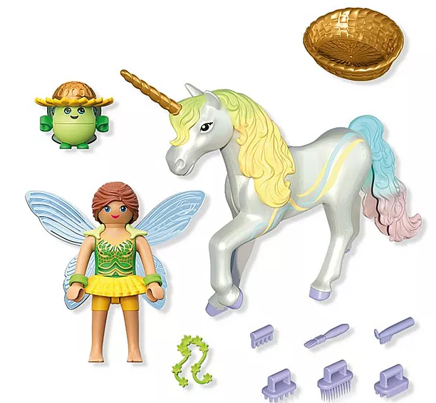 Ein Spielzeugset mit einem Einhorn, einer Fee, einem grünen Wesen, einem Korb und Pflegeutensilien. Das Einhorn ist silberfarben mit goldenem Horn.