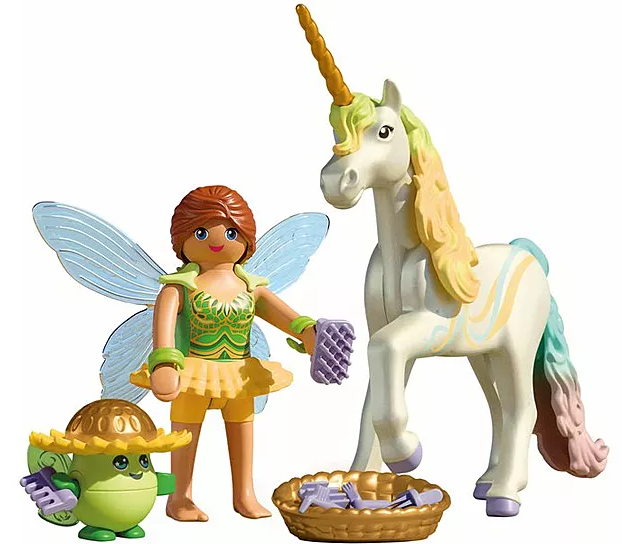 Eine Fee mit Flügeln, ein Einhorn und eine pflanzenartige Figur stehen zusammen. Ein Korb mit lila Gegenständen ist im Vordergrund.