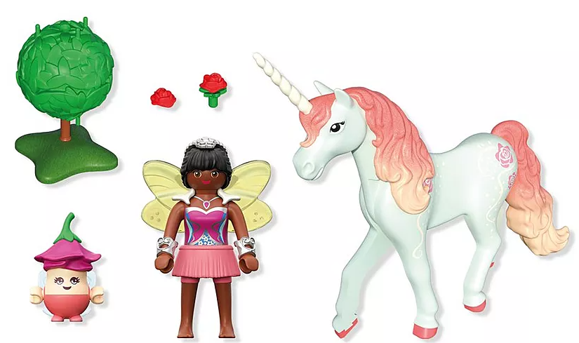 Eine Feenpuppe, ein Einhorn, ein Baum und Rosen werden gezeigt. Die Fee hat Flügel. Das Einhorn hat eine rosa Mähne. Der Baum ist grün.