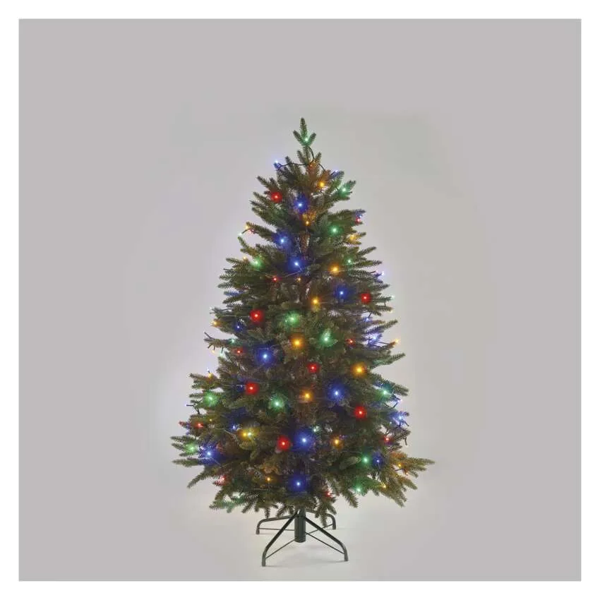 Egy színes fényekkel díszített karácsonyfa. A fa fekete fém talpazaton áll, egyszerű háttér előtt.