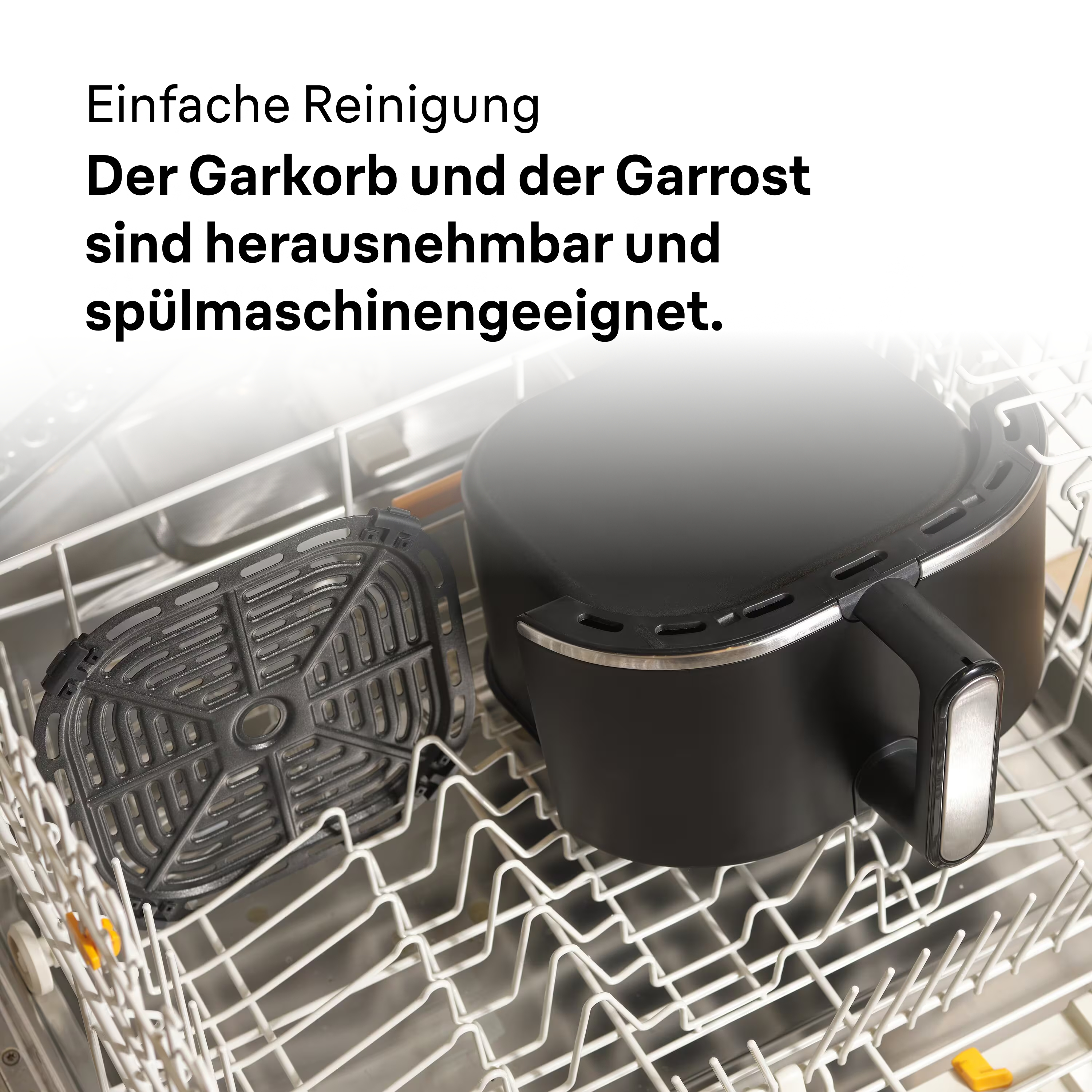 Ein Fritteusenkorb und -topf in einer Spülmaschine. Die Fritteuse ist schwarz, die Spülmaschine weiß.