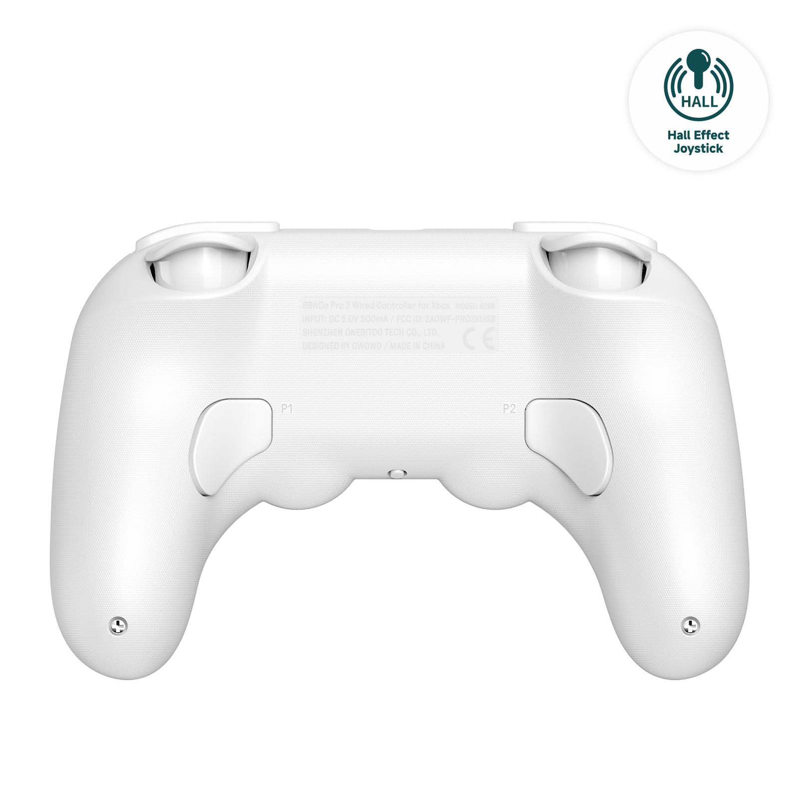 Weißer Xbox-Controller mit Knöpfen, Triggern und Hall-Effekt-Joystick-Etikett. Der Controller befindet sich auf weißem Hintergrund.
