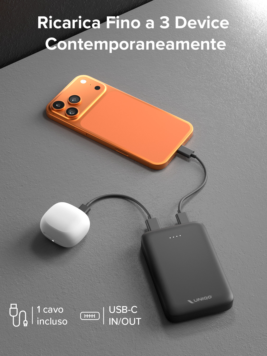 Un telefono arancione si carica con un power bank nero, un auricolare bianco e un cavo USB-C. Testo: 'Ricarica fino a 3 Device'.