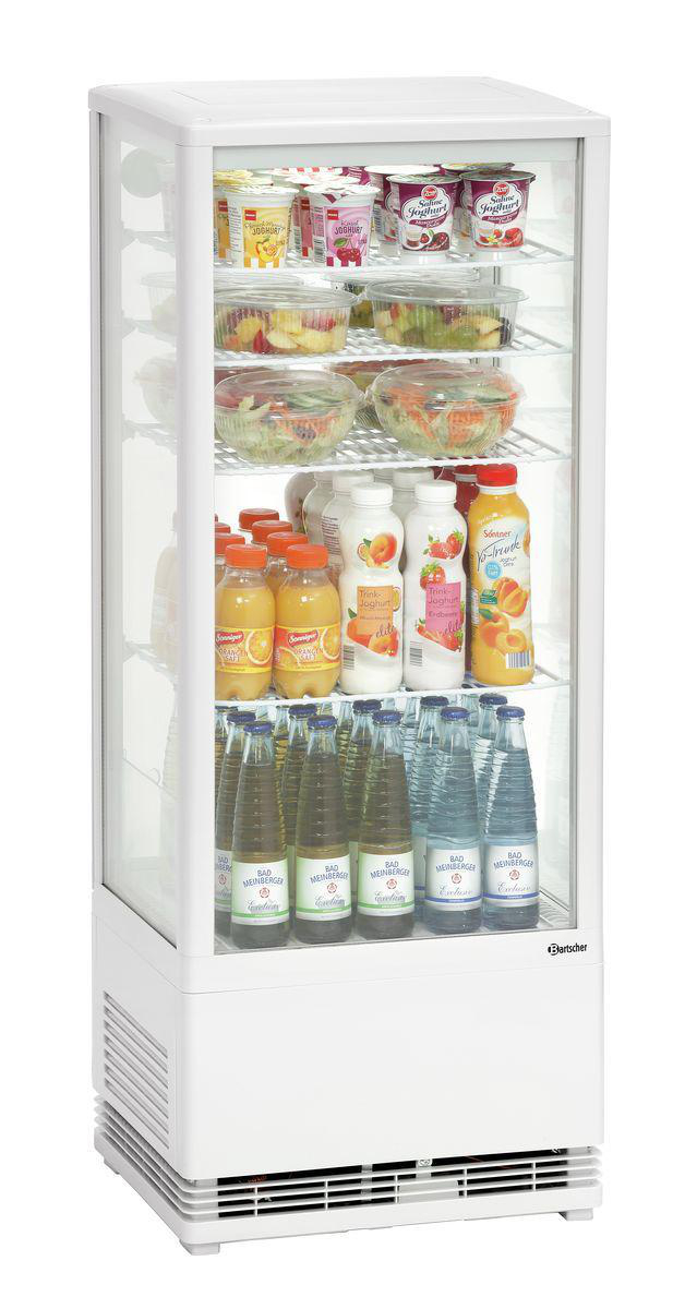 Ein Kühlschrank mit Joghurt, Salaten, Saft und Wasserflaschen. Der Schrank ist weiß mit Glastüren.
