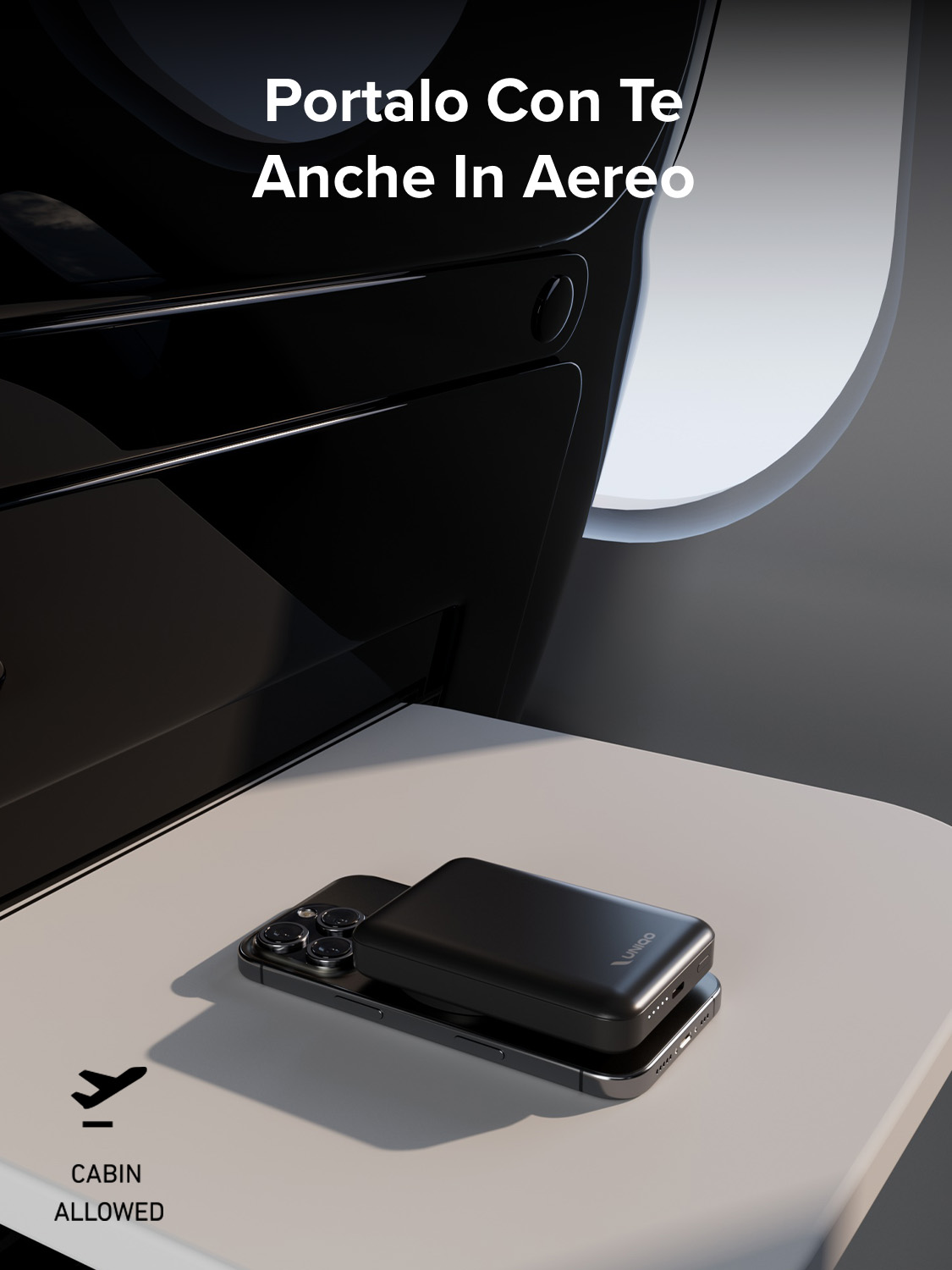 Un telefono nero con un power bank nero su un vassoio bianco, finestrino dell'aereo sullo sfondo, testo: 'Cabina consentita'.