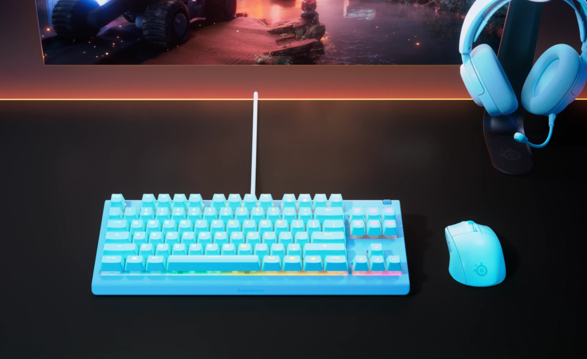 Egy gamer beállítás világoskék billentyűzettel, egérrel és fejhallgatóval. A háttér egy játékjelenetet mutató monitor.