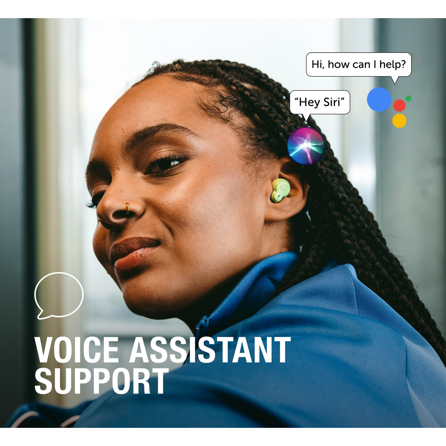Een vrouw draagt oortelefoons, tekstballonnen zeggen 'Hey Siri' en 'Hoe kan ik helpen?'. Tekst 'Voice Assistant Support' onderaan.