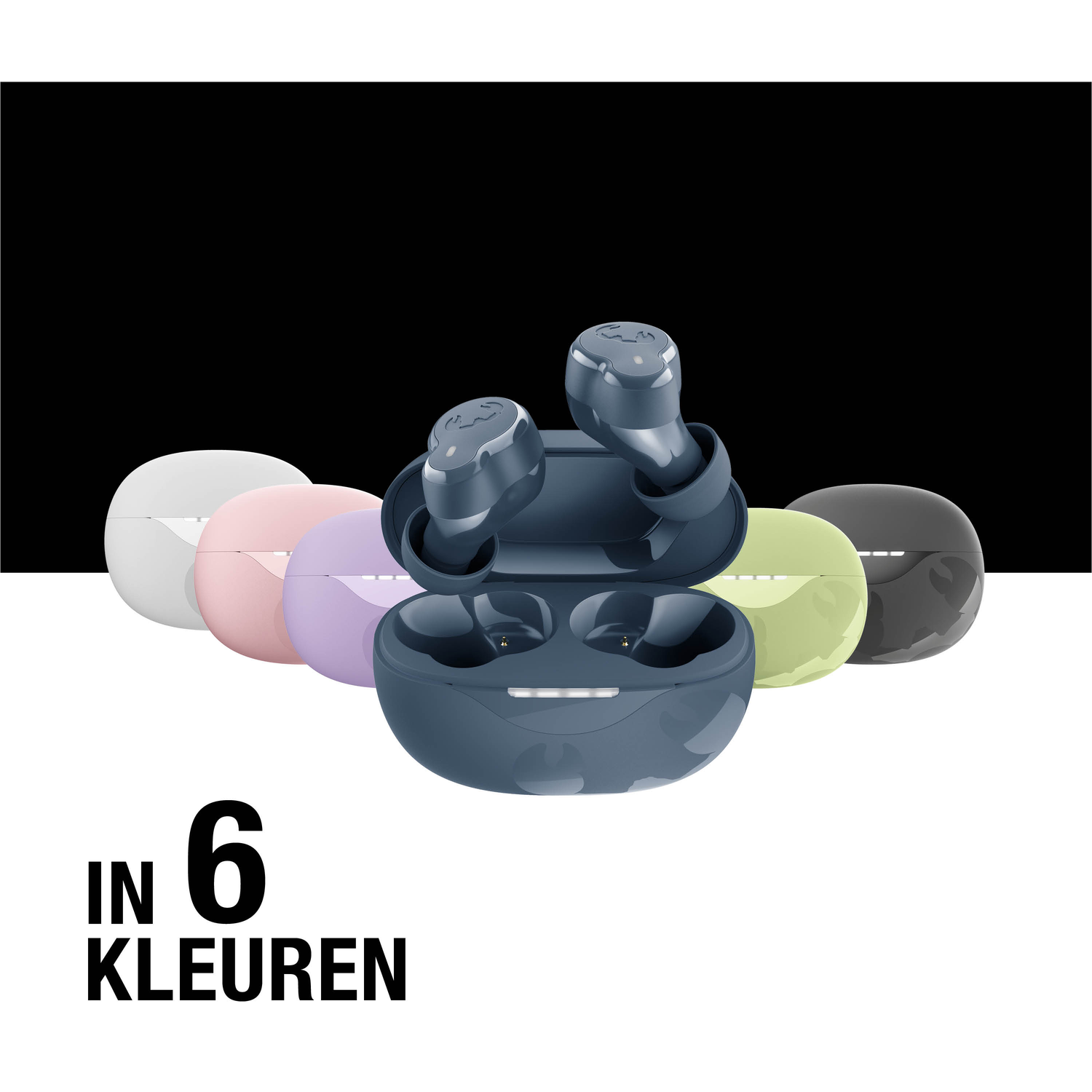 Oordopjes in een oplaadcase, verkrijgbaar in zes kleuren. De oordopjes zijn marineblauw. De achtergrond is zwart en wit.