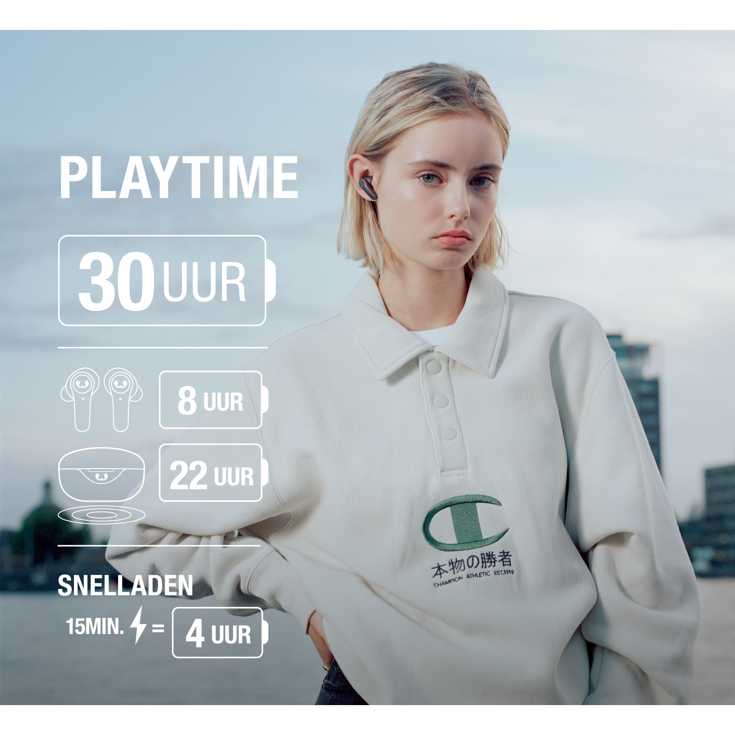 Een vrouw met oortjes en een Champion-trui. Tekst: 'PLAYTIME 30 UUR, 15min. = 4 UUR'.