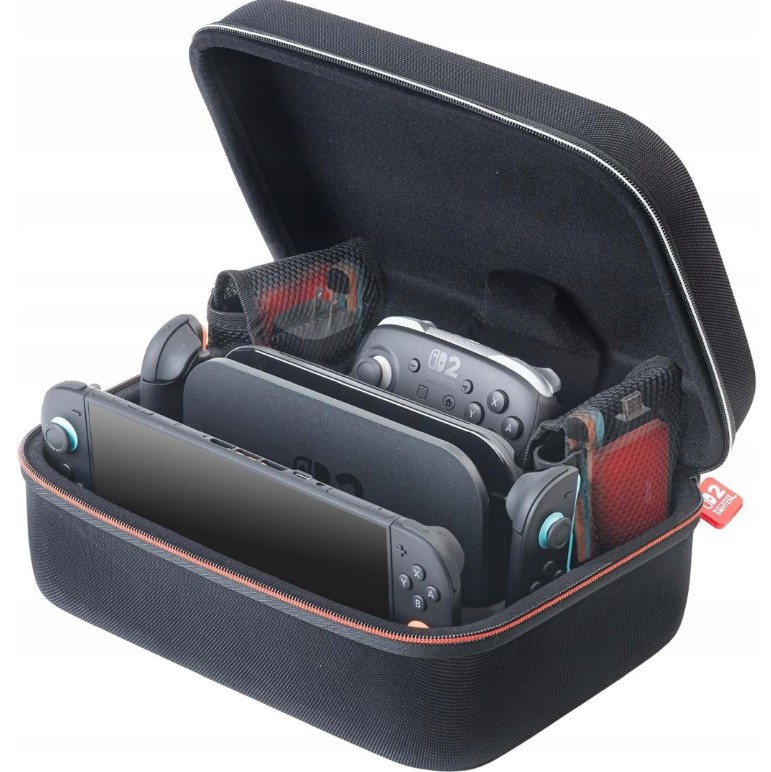 Otwarta czarna walizka z konsolą Switch, kontrolerami i akcesoriami. Walizka jest otwarta, pokazując zawartość starannie ułożoną.