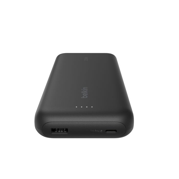 Batería externa Belkin negra. Tiene un puerto USB-C e indicadores de energía. El texto 'Belkin' y '30W' son visibles.