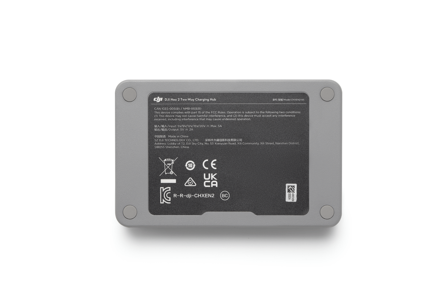 Un concentrador de carga DJI Neo 2 gris. Texto incluye detalles del modelo, especificaciones de entrada/salida e info del fabricante.
