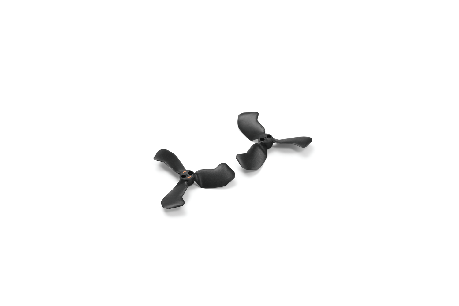 Dos hélices negras de dron sobre fondo blanco. Cada una tiene tres aspas y un cubo central con detalles naranjas.