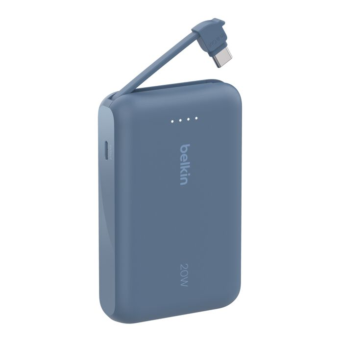 Un banco de energía Belkin 20W azul con cable de carga adjunto. Tiene un conector USB-C. Hay cuatro luces indicadoras.