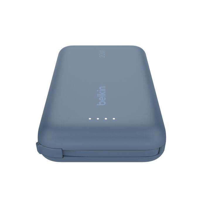 Un power bank azul Belkin de 20W. El dispositivo tiene un indicador de carga y la marca Belkin. Es rectangular con esquinas redondeadas.